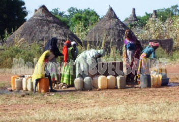 Photo : Femmes puisant de l'eau du puits de Darasna. Photo : Femmes puisant de l'eau du puits de Darasna.