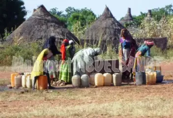 Photo : Femmes puisant de l'eau du puits de Darasna.
