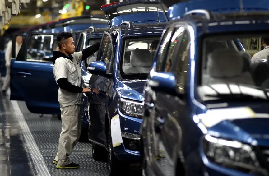Workers conduct a final check on vehicles before they go off the production line at an assembly workshop of a passenger vehicle manufacturing base of Dongfeng Liuzhou Motor Co., Ltd., a subsidiary of Dongfeng Motor Group, Jan. 2018. (Photo from CFP)