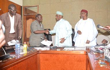 Poignée de main entre la partie gouvernementale et les syndicats lors de la signature d'un accord mettant fin à la grève au Tchad. Poignée de main entre la partie gouvernementale et les syndicats lors de la signature d'un accord mettant fin à la grève au Tchad.