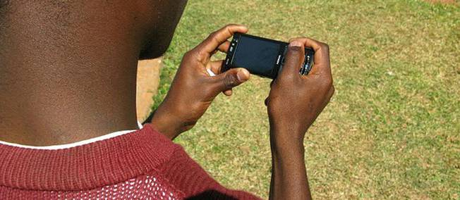 Un jeune manipule son téléphone portable. Crédits photo : DR