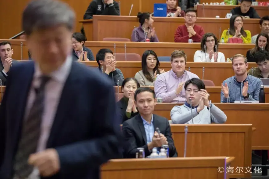 Attendees at the presentation “Creating Business Models for the Internet of Things (IoT) era” applaud Zhang Ruimin, chairman of the board of directors and CEO of Haier Group at Harvard University, March 7, 2018. (Photo from website of Haier Group)