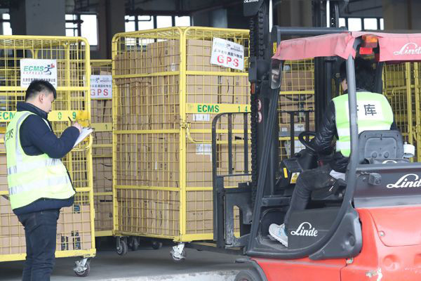 Staff prepares freight destined for offshore customers at a warehouse of Shanghai Customs Supervision Center. (Photo from the official website of the first Global Cross-Border E-Commerce Conference)