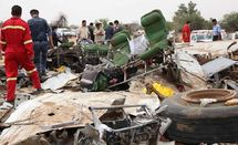 Les décombres de l'avion de la compagnie libyenne, Al Afriqiyah, qui s'est écrasé.