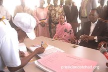 Le couple présidentielle Déby se fait rescenser. Le couple présidentielle Déby se fait rescenser.