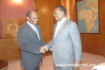 Une poignée de main entre le Médiateur conjoint de l’UA et de l'ONU pour le Darfour et le Président tchadien Idriss Déby Itno. Une poignée de main entre le Médiateur conjoint de l’UA et de l'ONU pour le Darfour et le Président tchadien Idriss Déby Itno.