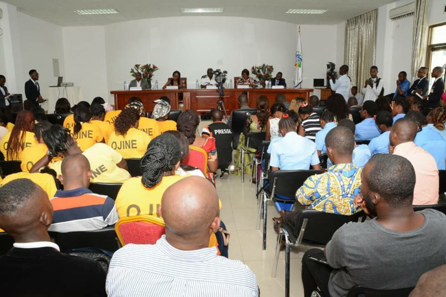Une vue du public et des conférenciers à la conférence débat Une vue du public et des conférenciers à la conférence débat