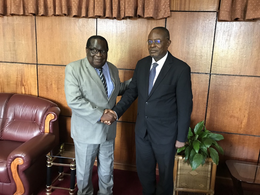 (De gauche à droite): L'Honorable Dr. Goodall Gondwe, ministre des Finances du Malawi et Dr. Ini Urua, vice-président principal, Relations pays et investisseurs de l'AFC (De gauche à droite): L'Honorable Dr. Goodall Gondwe, ministre des Finances du Malawi et Dr. Ini Urua, vice-président principal, Relations pays et investisseurs de l'AFC