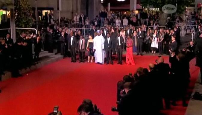 La montée des marches du réalisateur tchadien Mahamat Saleh Haroun et de son équipe sous l'oeil des caméras internationale. La montée des marches du réalisateur tchadien Mahamat Saleh Haroun et de son équipe sous l'oeil des caméras internationale.
