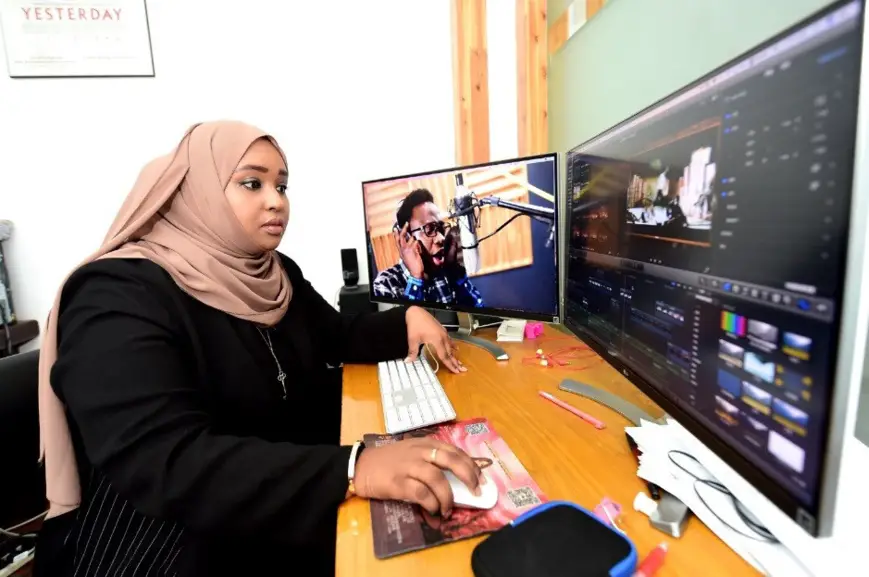 A Somali student edits the documentary “Africans in Yiwu” in a classroom at Zhejiang Normal University, Nov. 14, 2017. (Photo by Gong Xianming from CFP)
