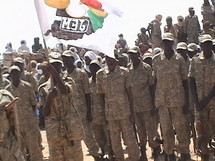 Des combattants de la rébéllion soudanaises, le MJE (Mouvement pour la Justice et l'Egalité) qui brandissent leur drapeau.