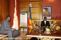 Le Secrétaire général de la CEEAC, M. Louis Sylvain Goma avec le Président tchadien Idriss Déby au Palais. / Présidence Tchad.