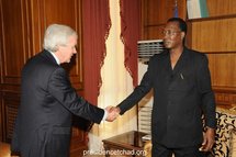 Poignée de main au Palais Présidentielle entre le Président tchadien et le Sous-secrétaire général des Nations unies chargé des affaires humanitaires, John Holmes.