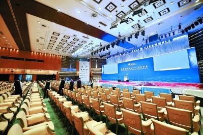 China embraces world with open gesture China embraces world with open gesture