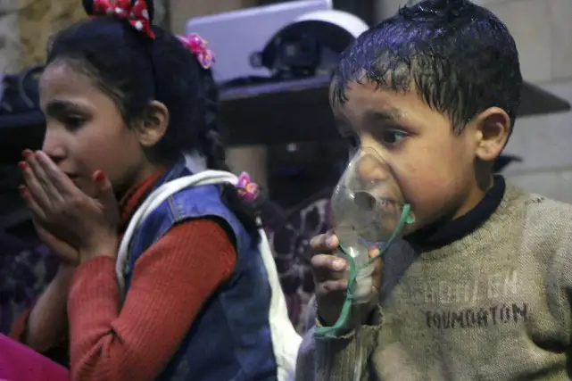 Un enfant respire avec un masque à oxygène après une attaque chimique présumée. PHOTO ASSOCIATED PRESS