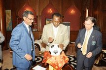 Le Président tchadien signe à N'Djamena le ballon qui symbolise la lutte contre la poliomyélite en Afrique.