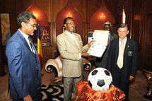 Le Rotary club de N’Djaména décerne au Président tchadien Idriss Déby, une distinction attribuée par le Rotary International. Il s’agit du PHF traduisez Paul Harris Fellow, fondateur du Rotary. Le Rotary club de N’Djaména décerne au Président tchadien Idriss Déby, une distinction attribuée par le Rotary International. Il s’agit du PHF traduisez Paul Harris Fellow, fondateur du Rotary.