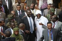 Khalil Ibrahim, le chef du MJE entouré de ses proches à Doha (Qatar). Khalil Ibrahim, le chef du MJE entouré de ses proches à Doha (Qatar).