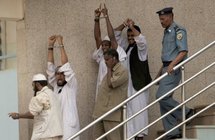 Photo prise le 24 juin 2009 des quatre islamistes impliqués dans le meurtre d'un diplomate américain, à la sortie du tribunal de Khartoum.