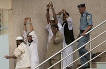 Photo prise le 24 juin 2009 des quatre islamistes impliqués dans le meurtre d'un diplomate américain, à la sortie du tribunal de Khartoum. Photo prise le 24 juin 2009 des quatre islamistes impliqués dans le meurtre d'un diplomate américain, à la sortie du tribunal de Khartoum.