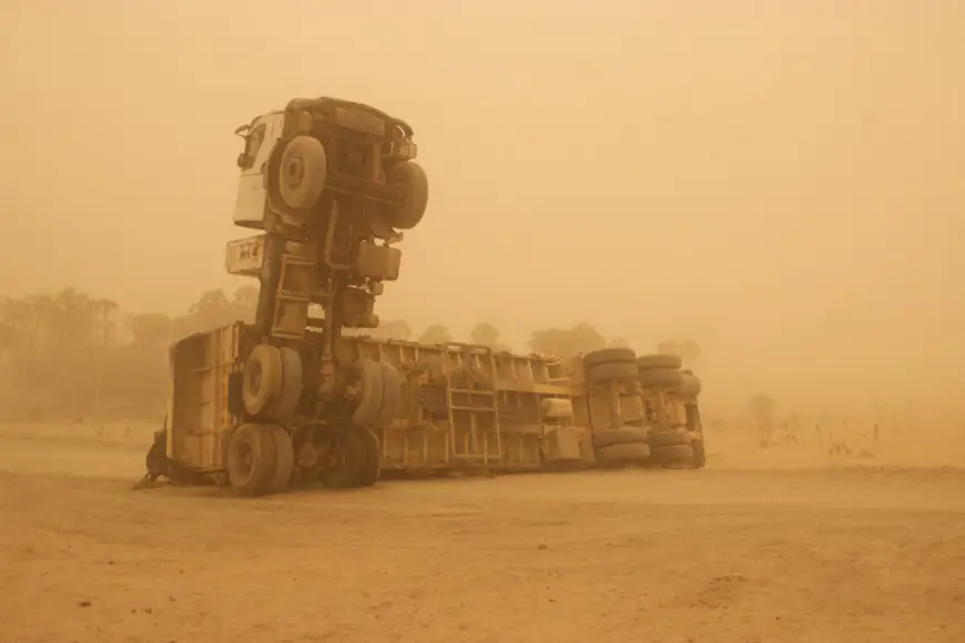 La remorque renversée d'un camion, sur les sables chauds du Tchad, dans la région du Lac.