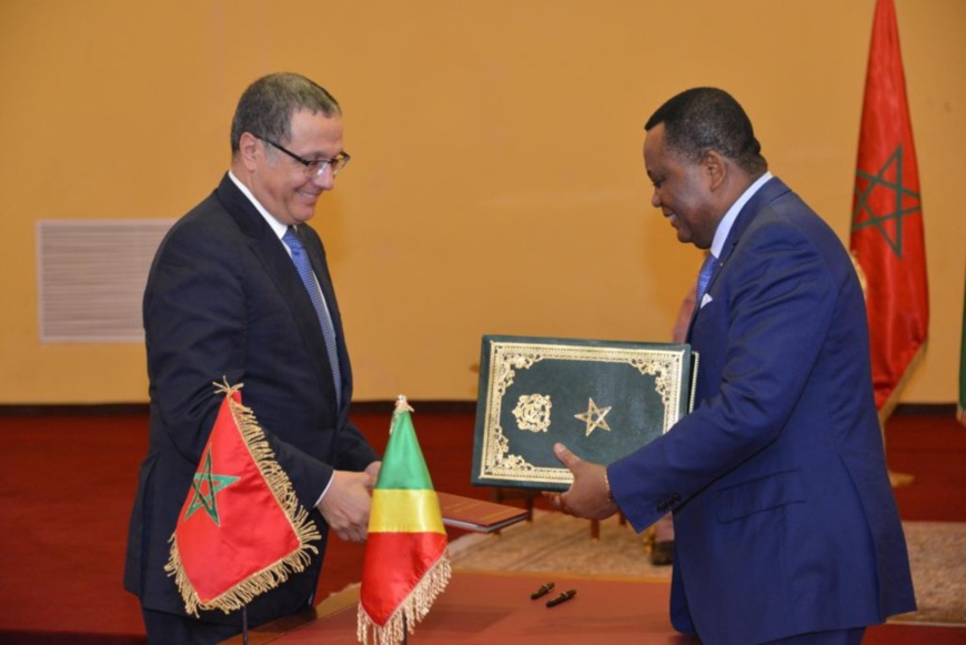 Echange de parapheurs entre ministres, après signature de l'accord Echange de parapheurs entre ministres, après signature de l'accord