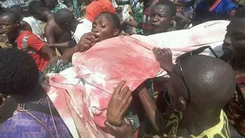 Le corps de l'abbé Toungoumalat Baba Albert transporté par la foule à Bangui. Crédits photo : Emery Elvis/Twitter