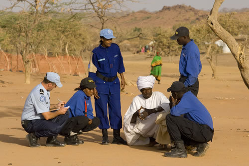 Une patrouille de la DIS interroge un réfugié à Farchana. Une patrouille de la DIS interroge un réfugié à Farchana.