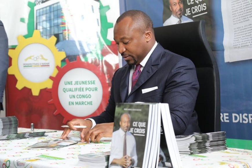 Denis Christel Sassou N'Guesso dédicaçant son livre. Denis Christel Sassou N'Guesso dédicaçant son livre.