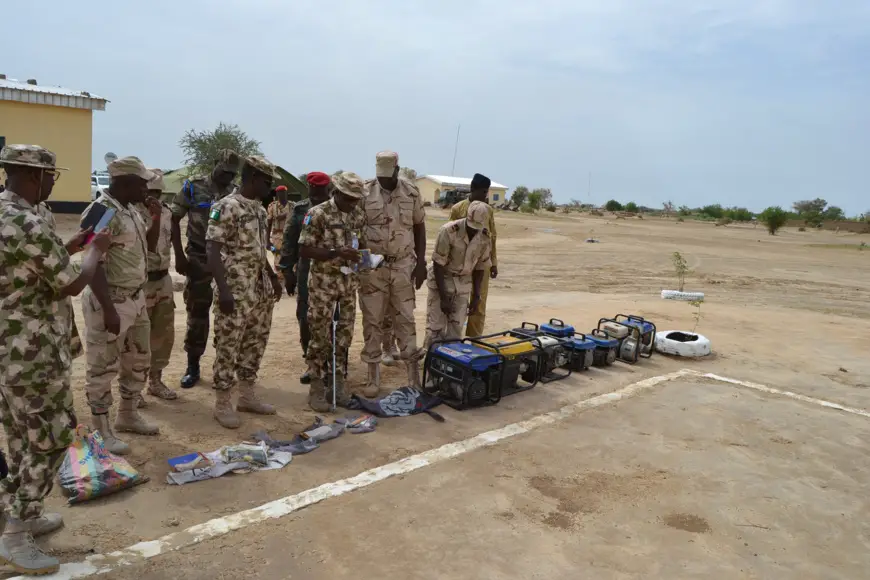 Des officiers tchadiens et nigérians de la zone de défense n°1 de la force mixte multinationale de lutte contre Boko Haram, Lac Tchad. Alwihda Info