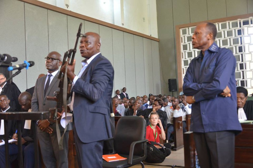 Aux côtés du chef d’état-major et de l'accusé, l'expert en balistique décrit la nature des armes. Aux côtés du chef d’état-major et de l'accusé, l'expert en balistique décrit la nature des armes.