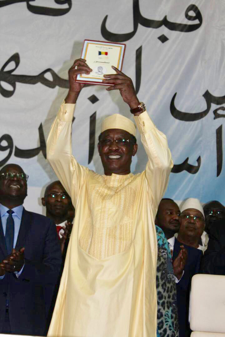 Idriss Déby brandit la nouvelle constitution lors de sa promulgation. Alwihda Info Idriss Déby brandit la nouvelle constitution lors de sa promulgation. Alwihda Info