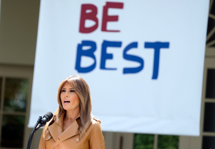 La Première dame Melania Trump a lancé son initiative pour la protection  de l’enfance après avoir découvert certains problèmes de société,  tel celui des bébés nés avec une dépendance à la drogue.  (© Andrew Harnik/AP Images)