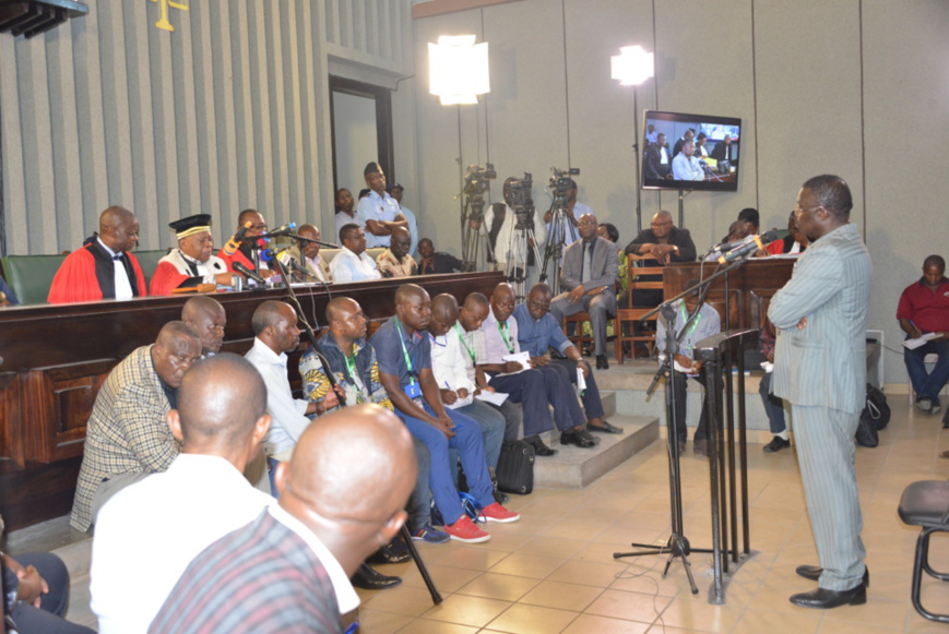 L'accusé Dabira suivant le délibéré de la cour. L'accusé Dabira suivant le délibéré de la cour.