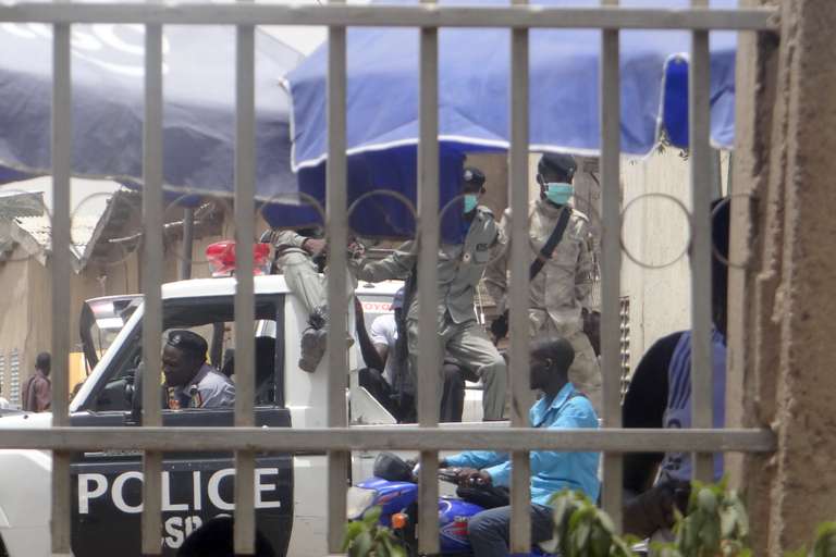 Forces de l'ordre à N'Djamena le 14 avril, stationnées en ville. CRÉDITS : REUTERS