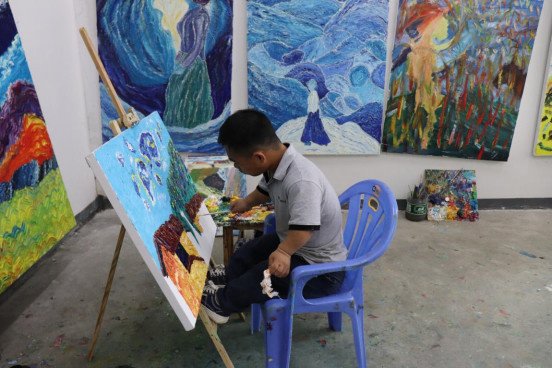 Shen Minghui draws in his studio/ Photo by Liu Lingling