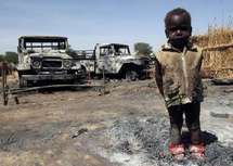 Un enfant devant les débris de la guerre, Tchad.