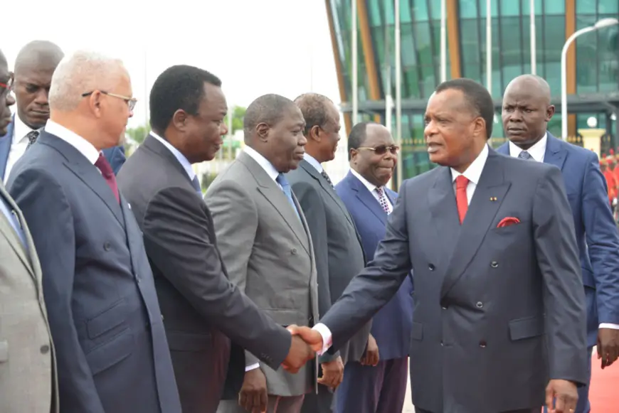Sassou N'guesso salue les membres du gouvernement avant son départ pour Paris.