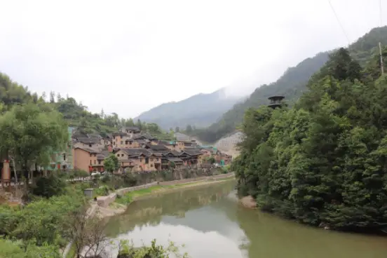 Xiadang village attracts huge number of tourists by its beautiful scenery and improved transportation. Photo by Liu Lingling