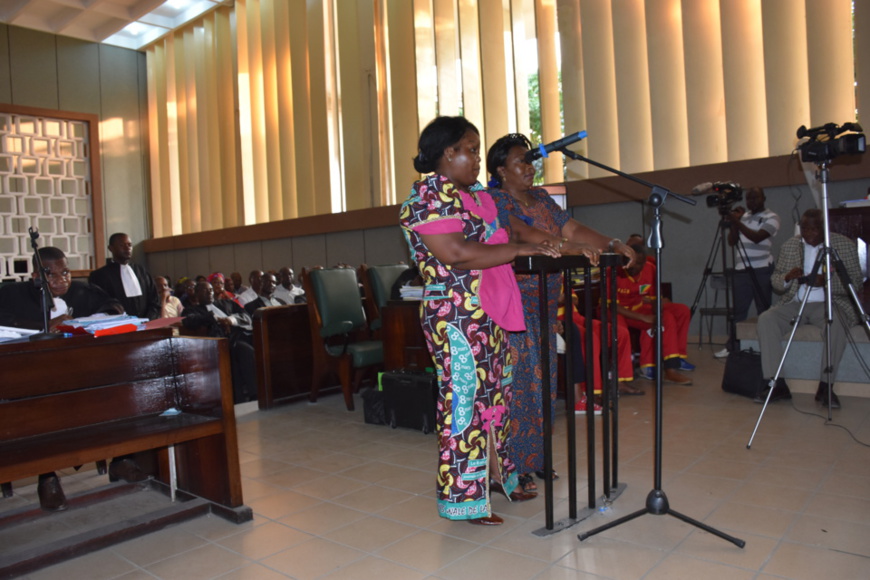 Madame Tekanima et sa fille devant la cour. Madame Tekanima et sa fille devant la cour.