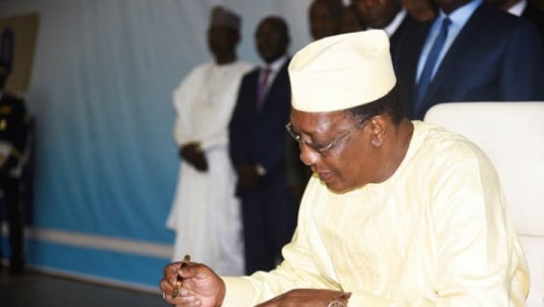 Le président Idriss Déby signe un document. Crédits photo : DR