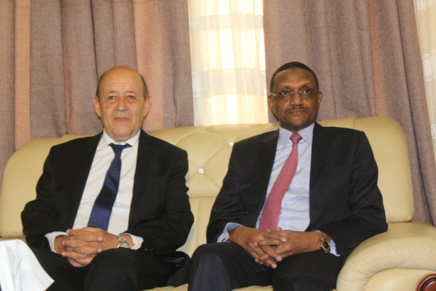 Le ministre français de l'Europe et des Affaires Étrangères, Jean-Yves Le Drian avec son homologue tchadien, Mahamat Zene Cherif au Ministère des Affaires Étrangères, de l'Intégration Africaine. Alwihda Info/D.W.