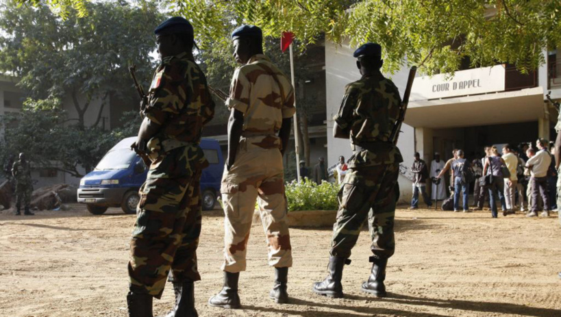 Soldats tchadiens devant le tribunal de Ndjaména (image d’archive 2007).  © Thomas SAMSON/Gamma-Rapho via Getty Images Soldats tchadiens devant le tribunal de Ndjaména (image d’archive 2007).  © Thomas SAMSON/Gamma-Rapho via Getty Images
