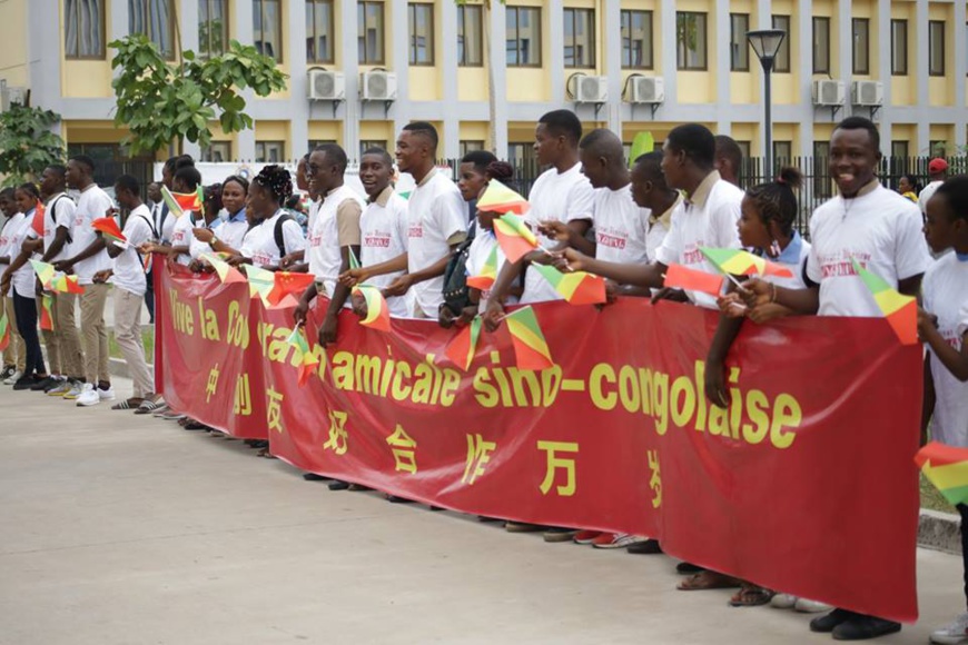 Les élèves du Lycée de la Révolution-Gampo Olilou à l'accueil de Wang Yang.