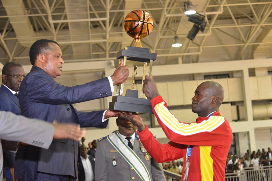 Denis Sassou N'Guesso remettant la coupe au capitaine du Congo. Denis Sassou N'Guesso remettant la coupe au capitaine du Congo.
