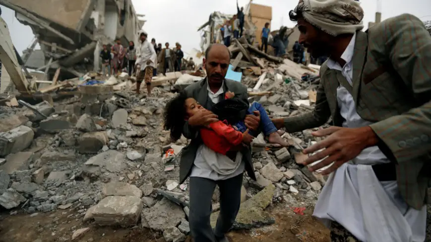 Un homme porte une fillette blessée, sauvée d'une attaque aérienne dirigée par l'Arabie saoudite à Sanaa, au Yémen Photo : Reuters/Khaled Abdullah