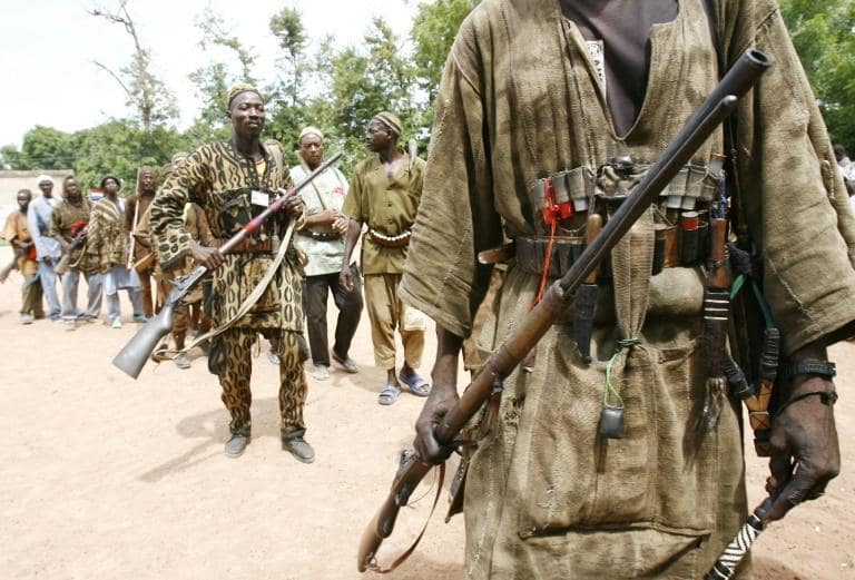 Des chasseurs traditionnels Dozos du Mali, Kouri, 25 juillet 2006 afp.com - ISSOUF SANOGO