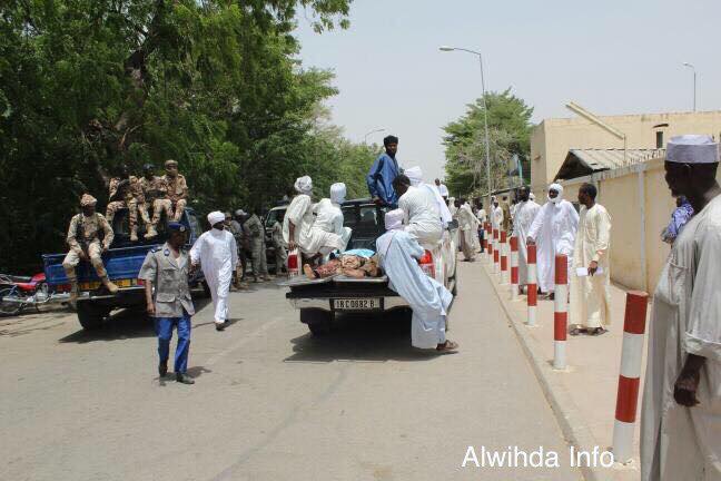 Les corps des victimes de la tuerie du 11 avril 2017 enlevés de la morgue de N'Djamena par les familles. Alwihda Info/D.W.