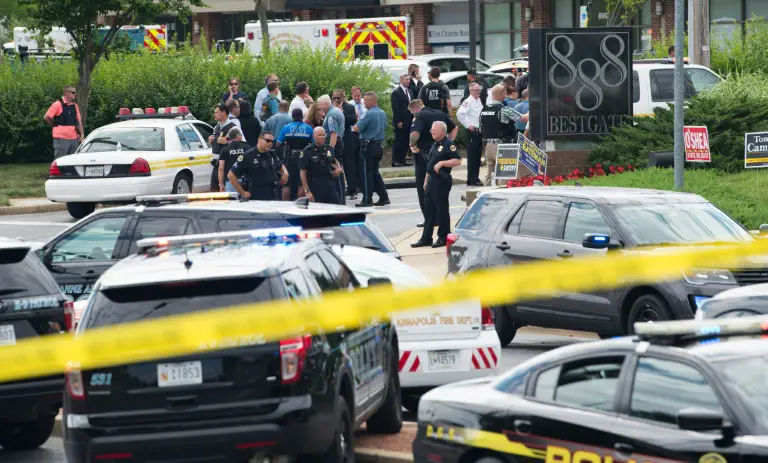 Des policiers devant les locaux du Capital Gazette à Annapolis, dans le Maryland, le 28 juin 2018 / © AFP / SAUL LOEB