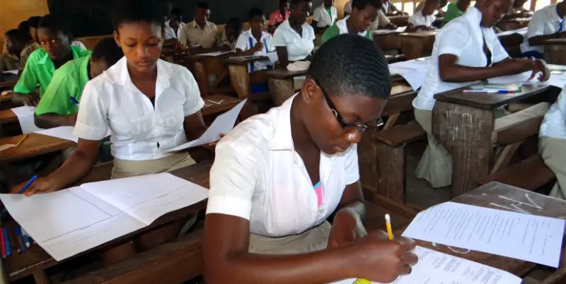 Des élèves composent un examen au Togo. Crédits photo : DR
